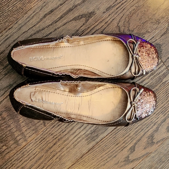 New BCBG generation womens size 6.5 sparkly gold/chrome color flats - Picture 8 of 11